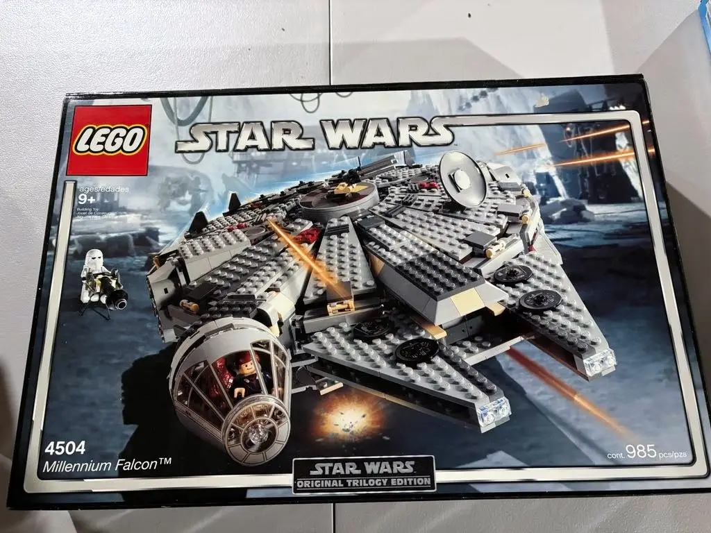 Millennium Falcon, photograph 1